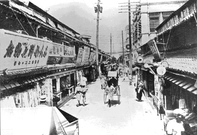 Bustling Shinsaibashi (Osaka Municipal Library Collection)