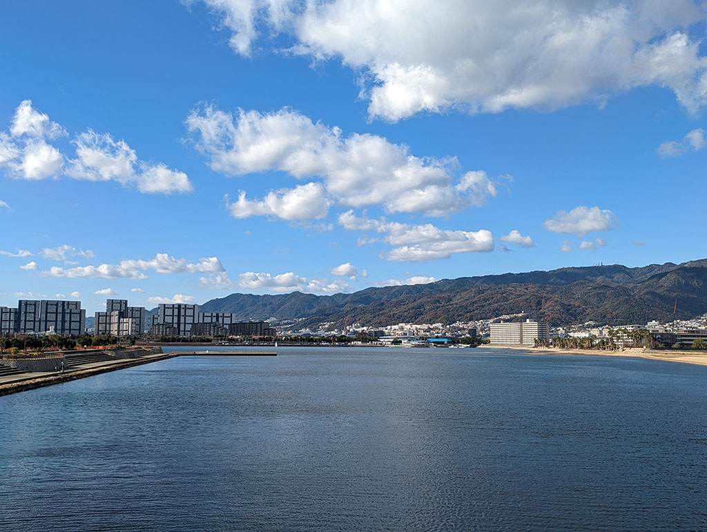 跳ね橋（御前浜橋）から海を見る