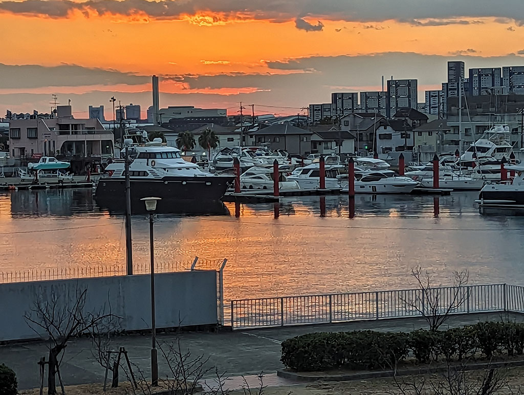 西宮大橋から見た夕陽と西宮マリーナ