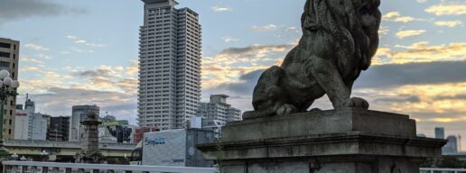 なにわ橋のライオンの像