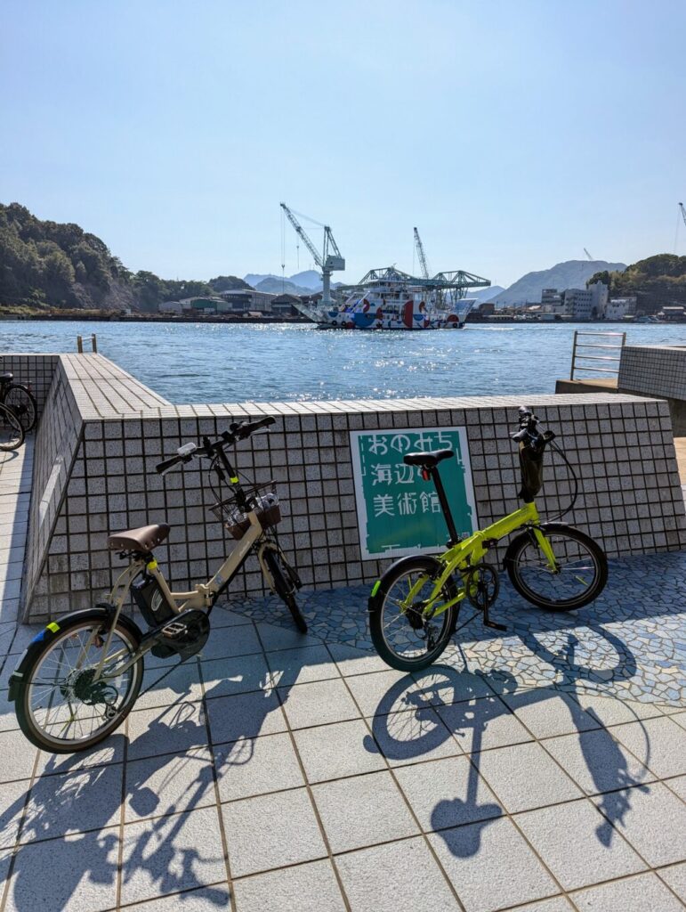 尾道水道を背景に並ぶ電動アシスト自転車とTernのミニベロ