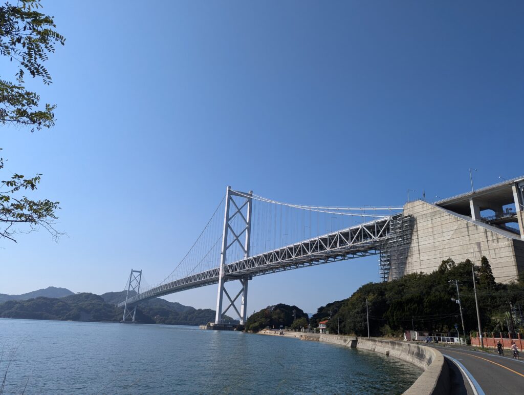 瀬戸内海に架かる白い因島大橋を見上げる景観