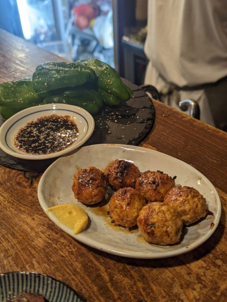 焼き目が香ばしいつくねと、生のピーマン。醤油ダレとからしを添えて、シンプルに素材を味わう