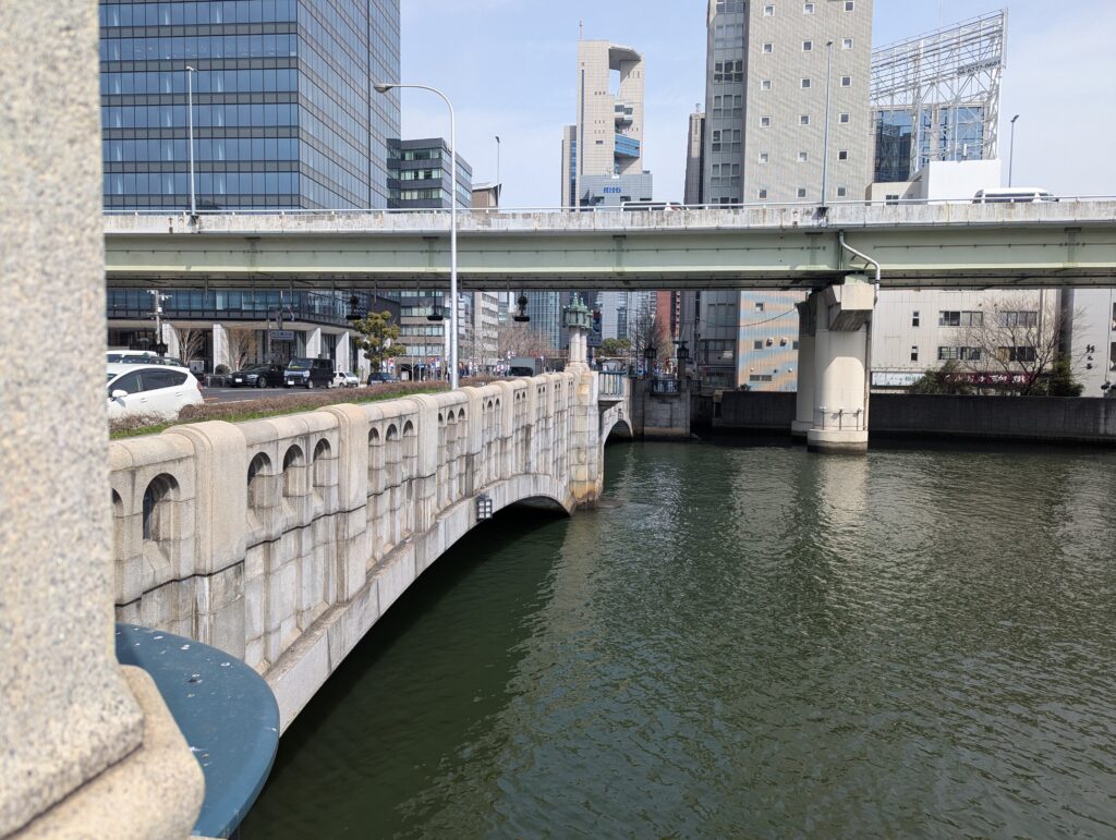 堂島川と土佐堀川を分ける中之島にかかる、国の重要文化財である淀屋橋。