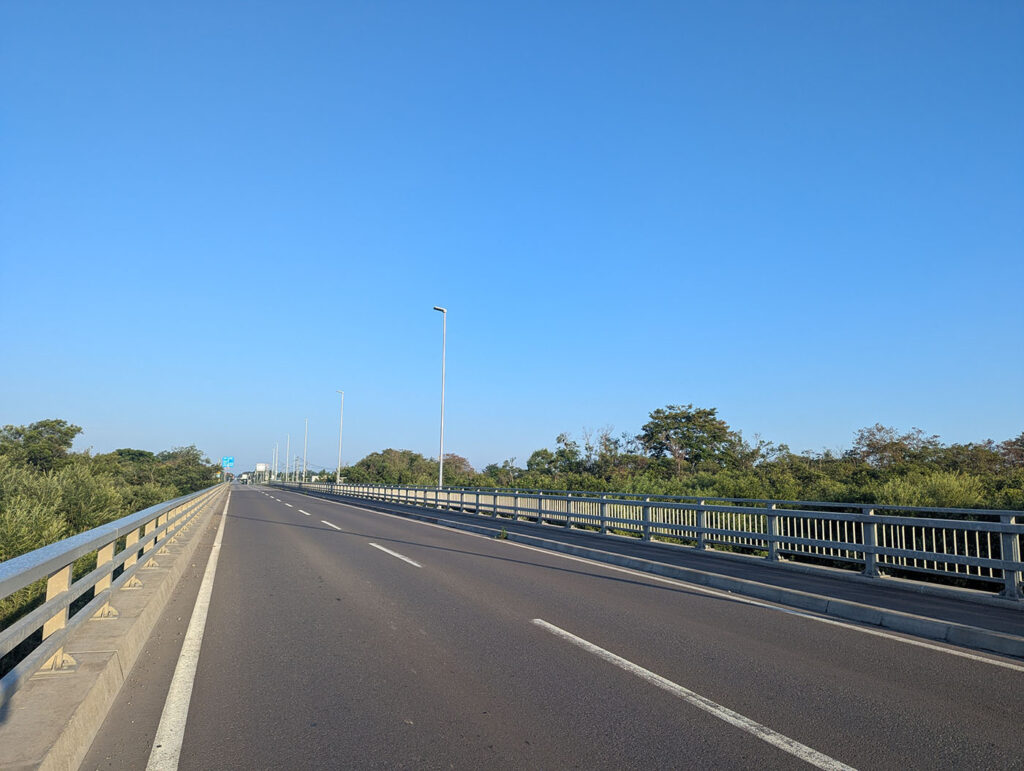 夏空の下、まっすぐに延びる新斜里大橋の車道