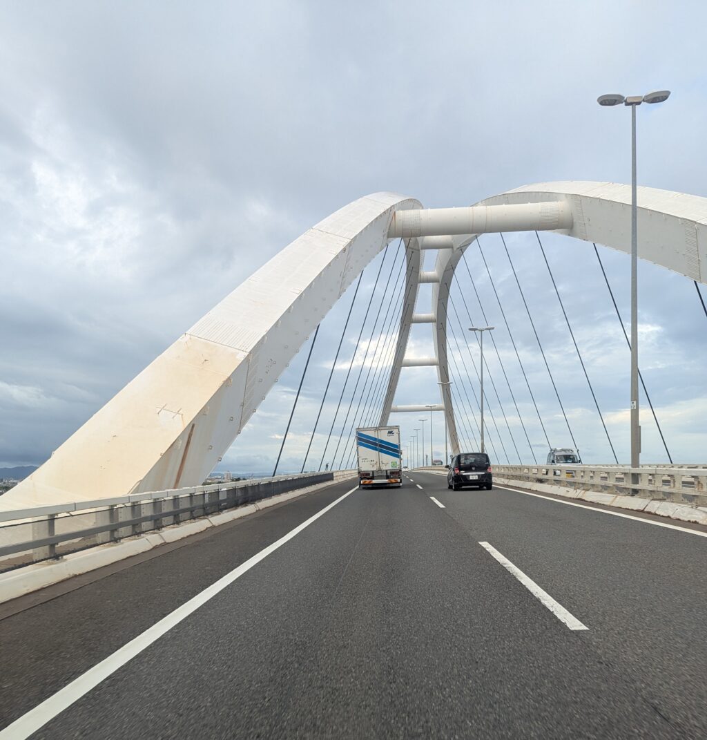 岸和田大橋アーチ橋ドライブ風景-阪神高速湾岸線-車窓からの前方景色 2枚目 - SEO強化版ALT: