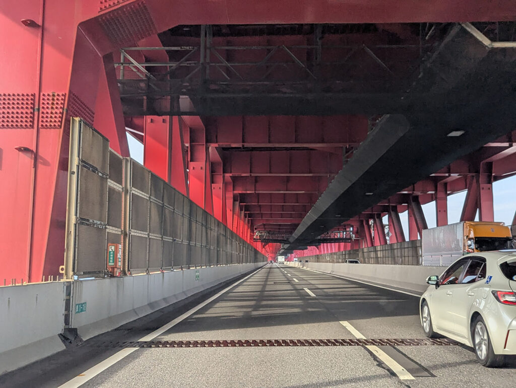 大阪湾岸線を走行中、真紅の鉄骨に囲まれた港大橋の内部道路